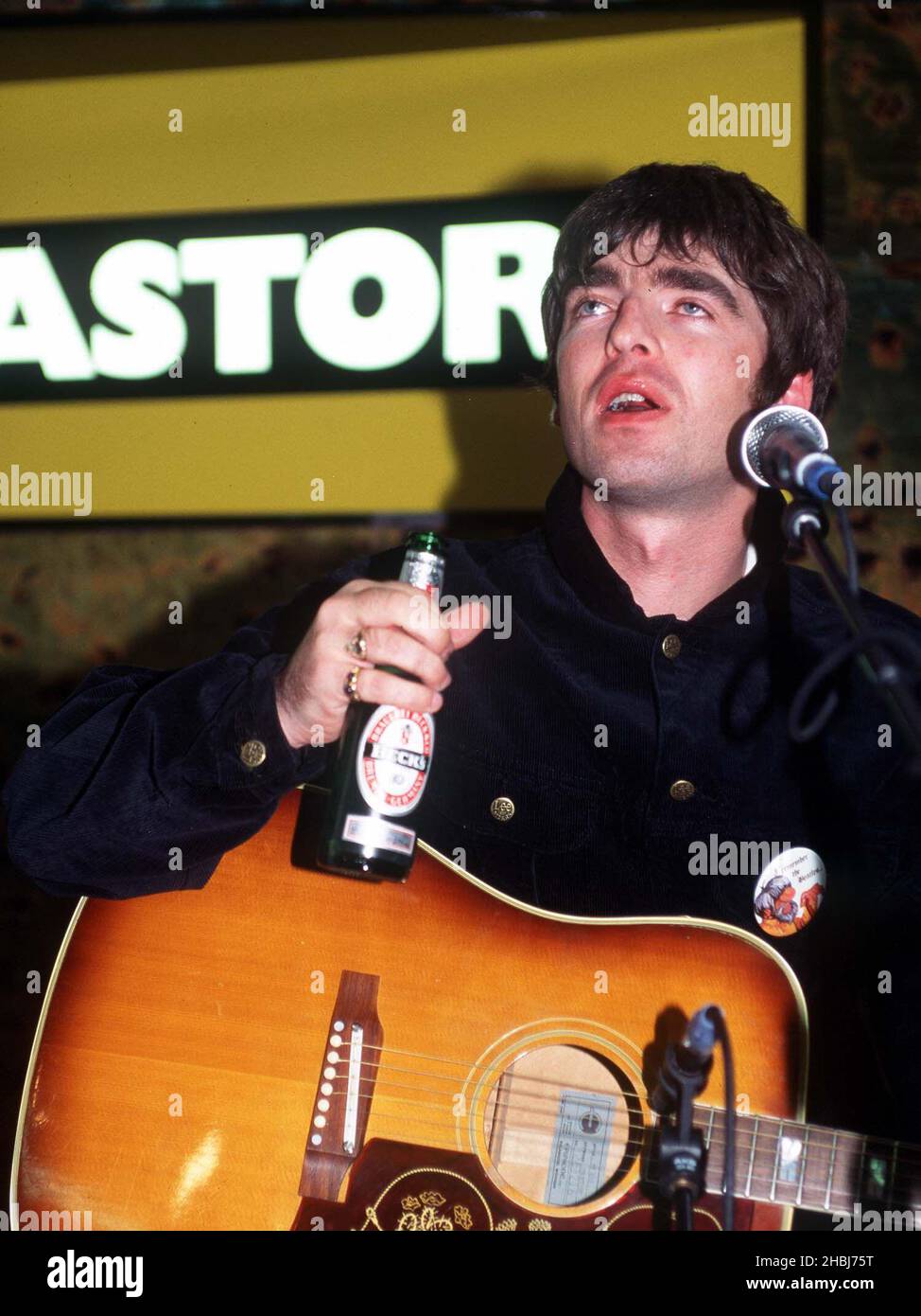Oasis lancer leur album definately peut-être à vierge megastore en 1995. Banque D'Images