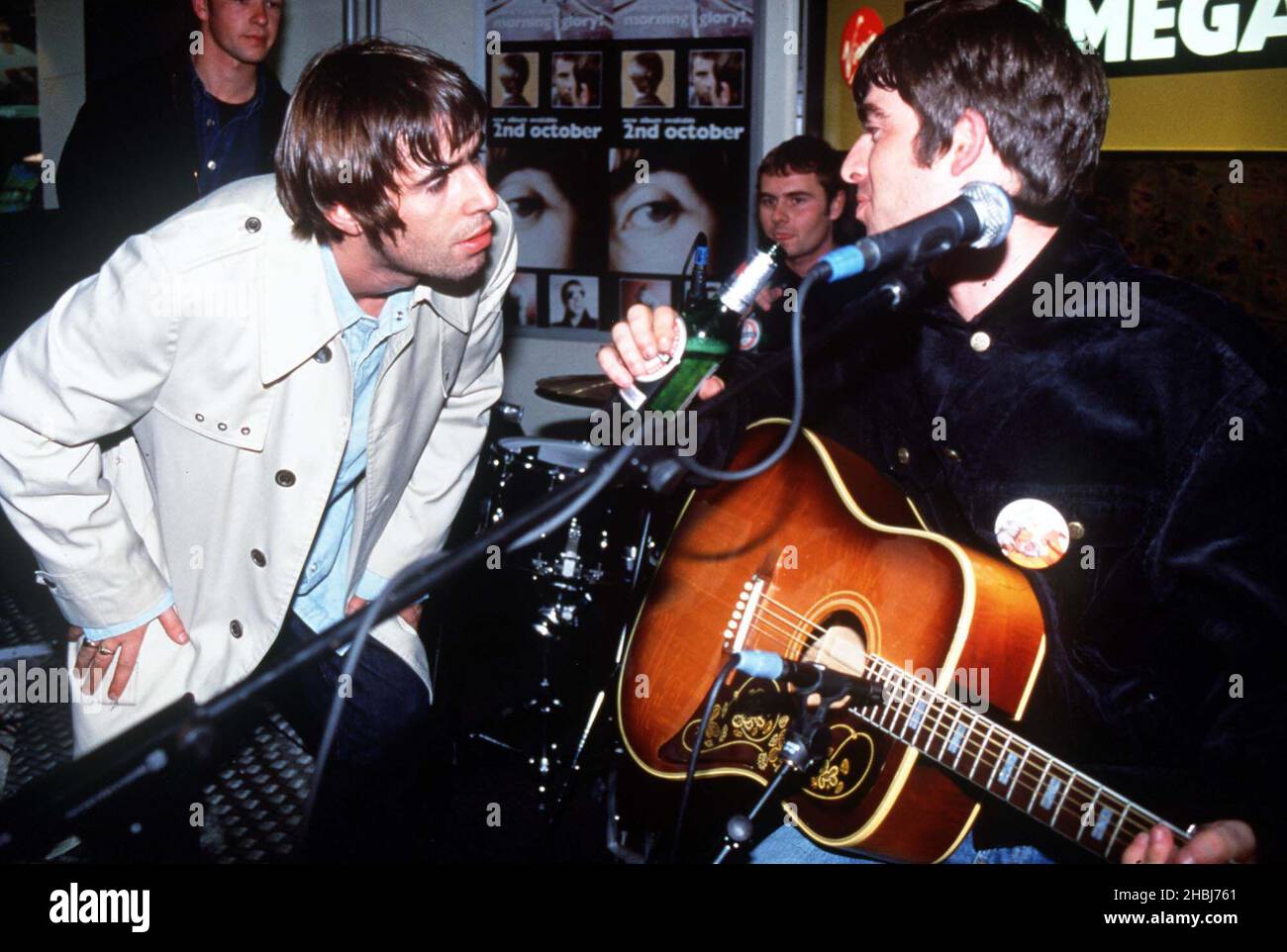Oasis lancer leur album definately peut-être à vierge megastore en 1995. Banque D'Images