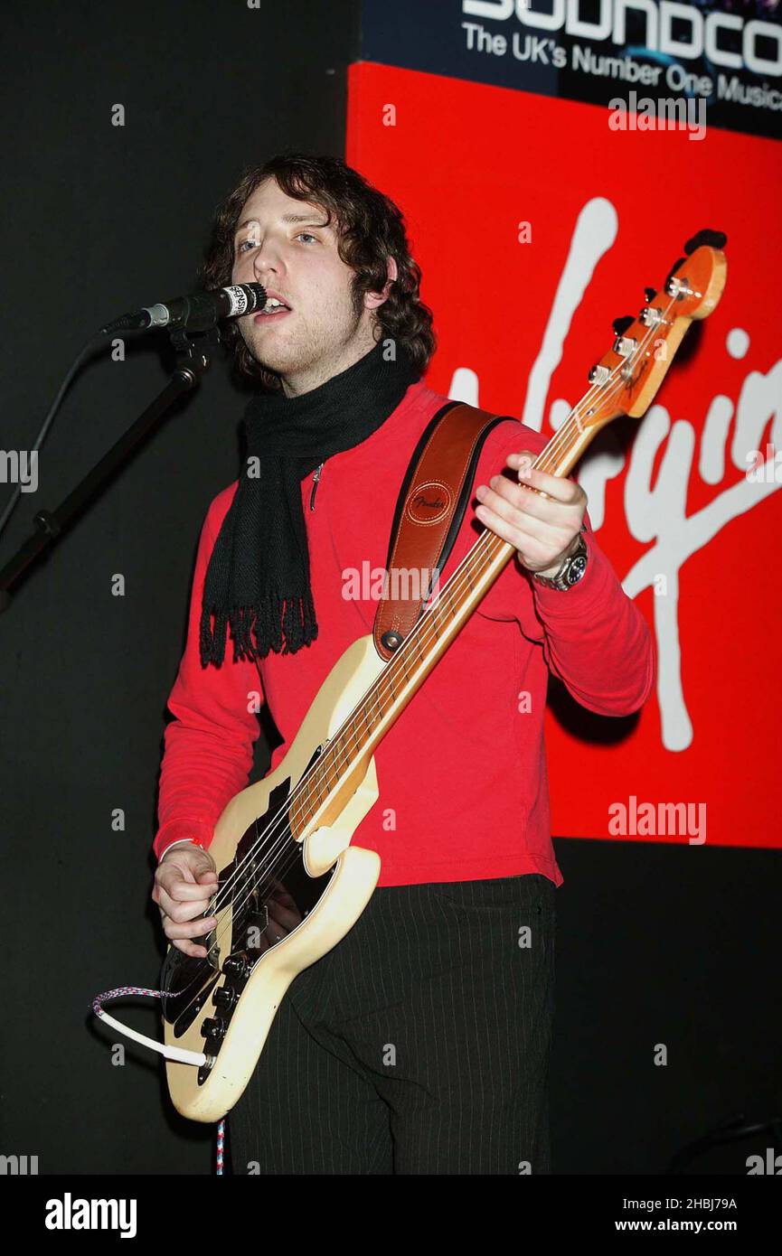 Les retards à Virgin Megastore, Oxford Street, Londres. Southampton est un indie mélodique à pointe chaude qui joue en direct et signe des copies du nouveau single long Time Coming, Greg Gilbert (chant / guitare) / Aaron Gilbert (clefs / voix de soutien) / Colin Fox (Guitare basse / voix de soutien) / Rolly Drums Banque D'Images