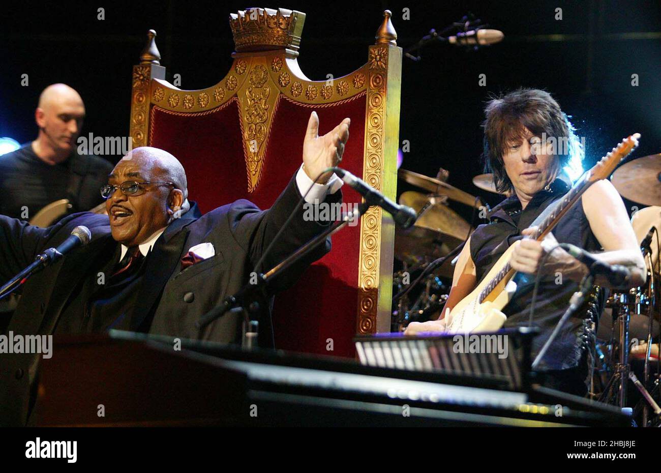 Solomon Burke Jazz Legend et Jeff Beck se présentent sur scène avec Jools Holland lors du quatrième événement dans le cadre de la série annuelle de collectes de fonds Teenage cancer Trust de Roger Daltrey au Royal Albert Hall de Londres. Banque D'Images