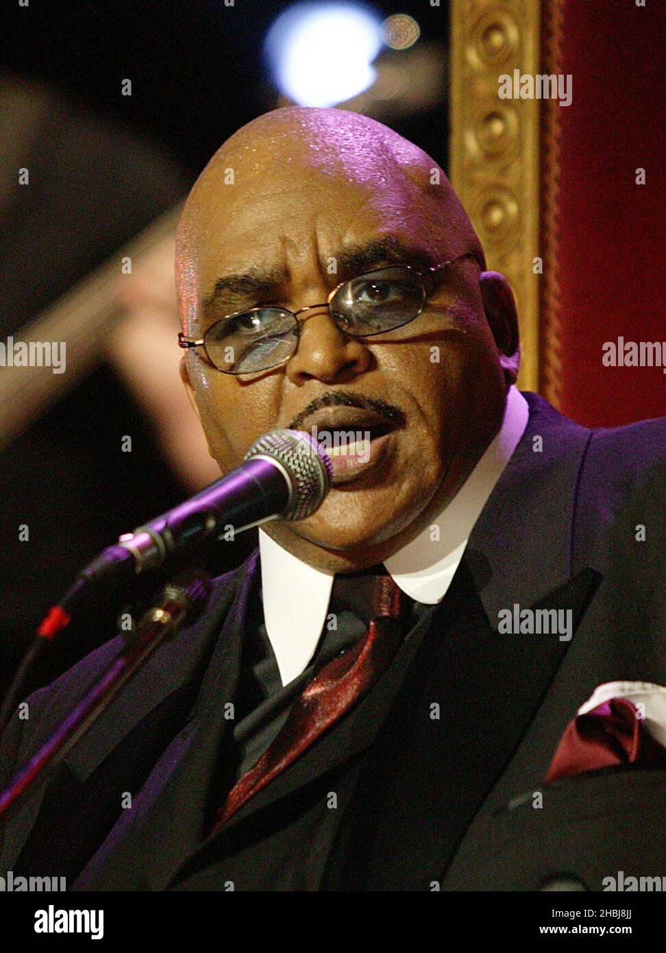 Solomon Burke Jazz Legend se produit sur scène avec Jools Holland lors du quatrième événement dans le cadre de la série annuelle de collectes de fonds Teenage cancer Trust de Roger Daltrey au Royal Albert Hall de Londres. Vue de la tête Banque D'Images