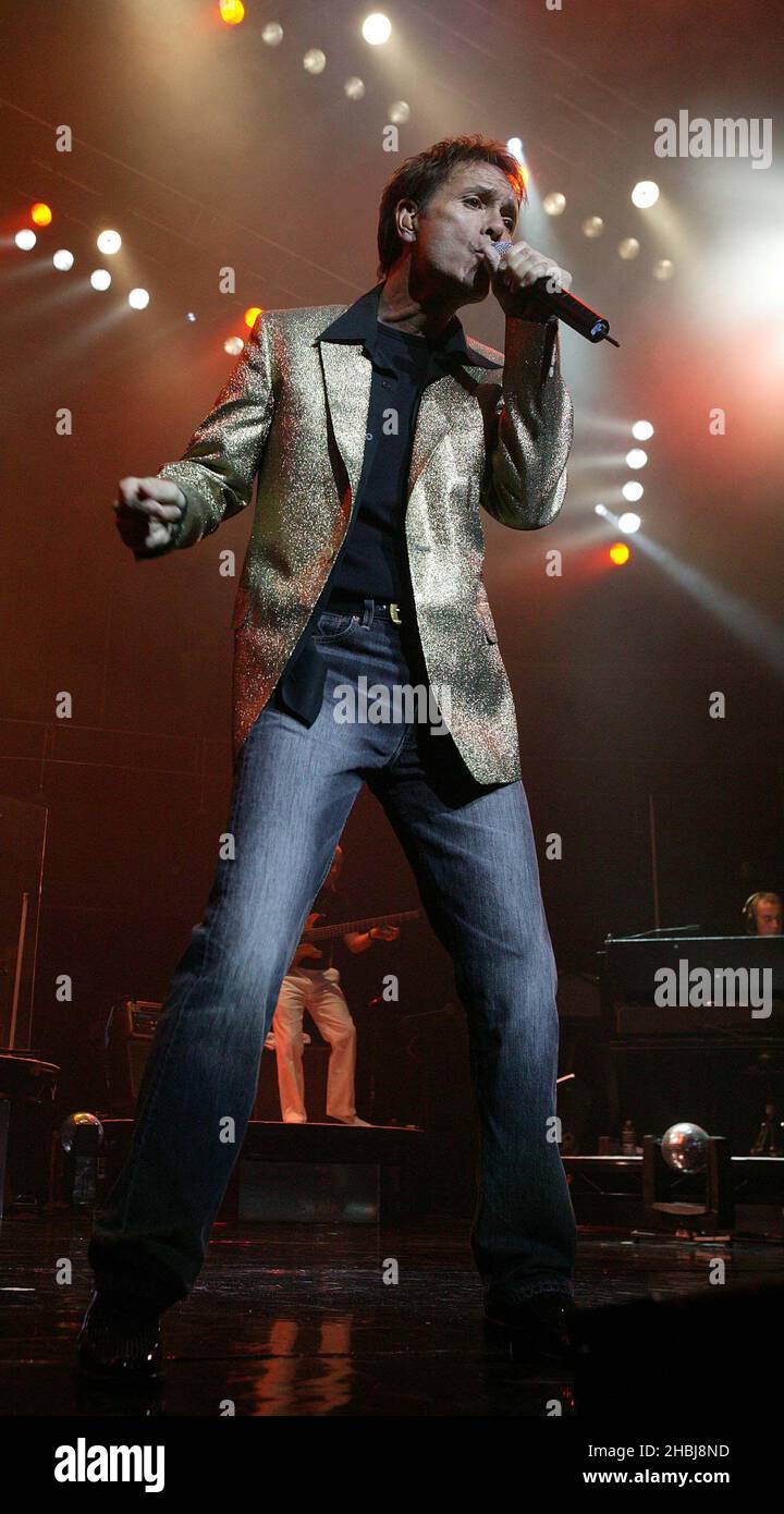 Sir Cliff Richard se produit sur scène la première nuit de son concert de Londres, au Royal Albert Hall de Londres. Banque D'Images