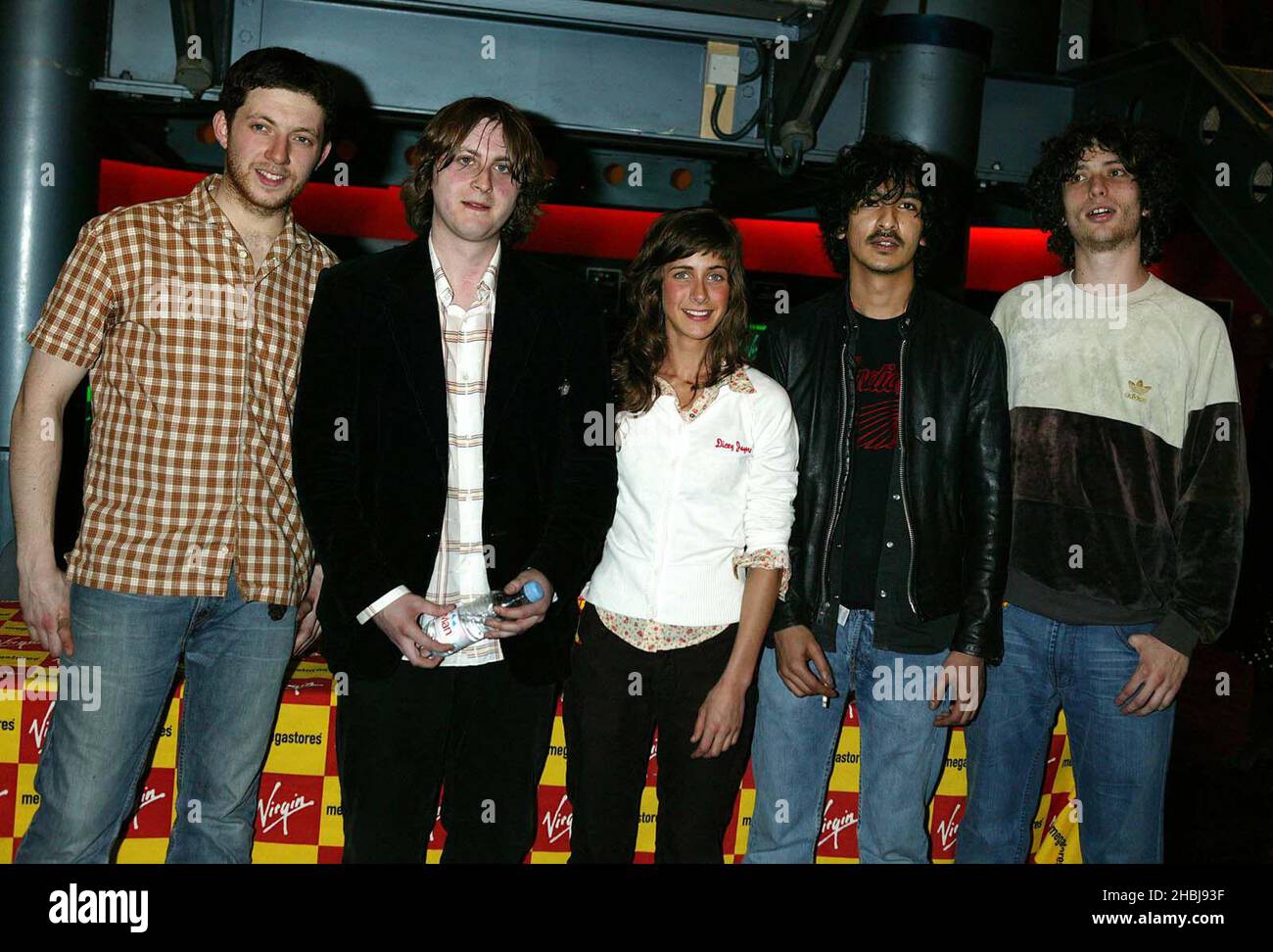 Le groupe Zutons de Liverpudlian se produit dans un concert en magasin tenu à la Virgin Megastore, Oxford Street, Londres. Banque D'Images