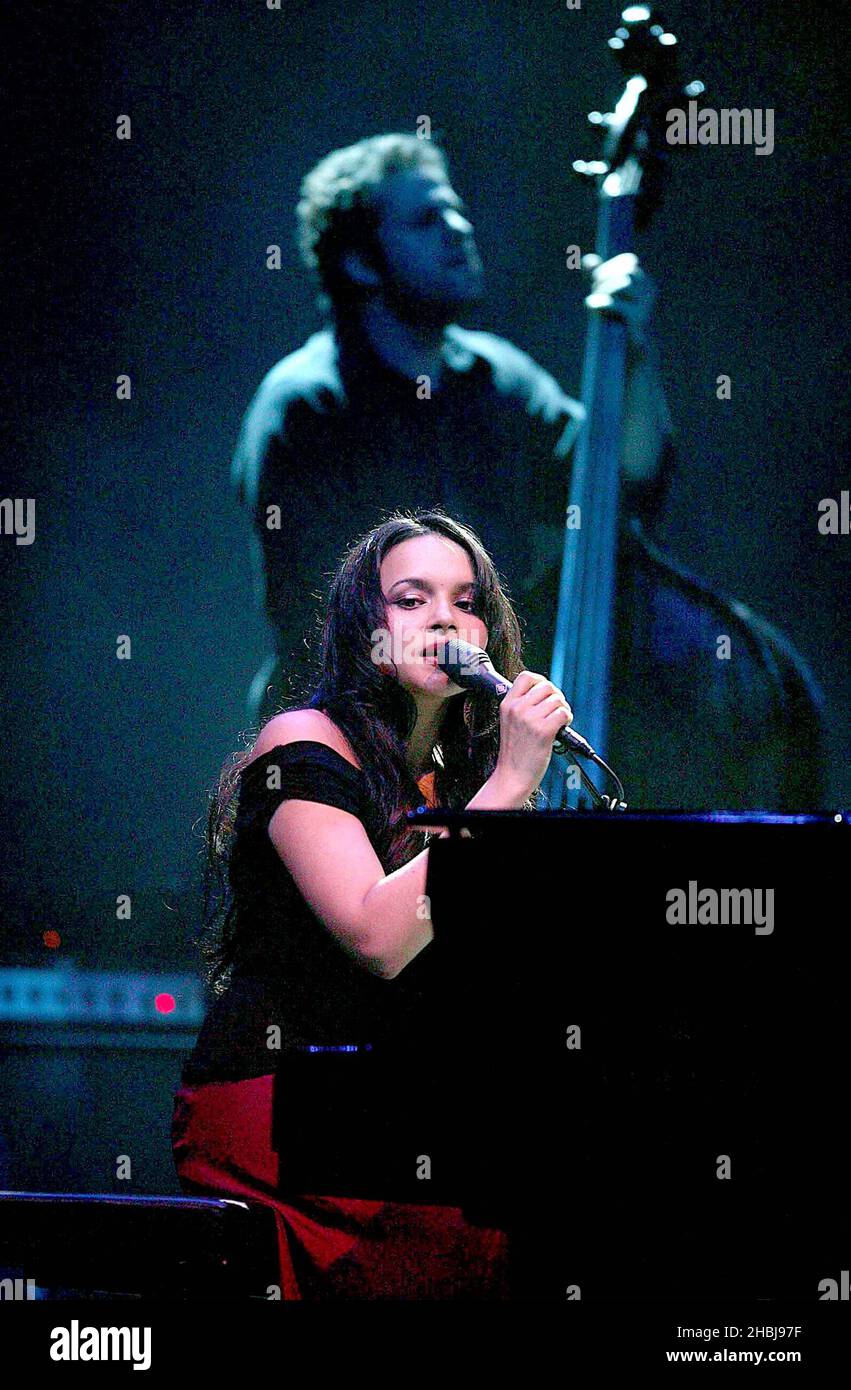 Norah Jones, auteure-compositrice-chanteuse, se produit sur scène alors qu'elle termine la tournée britannique avec les premières dates de Londres de 4 au Carling Apollo, Hammersmith à Londres. Banque D'Images