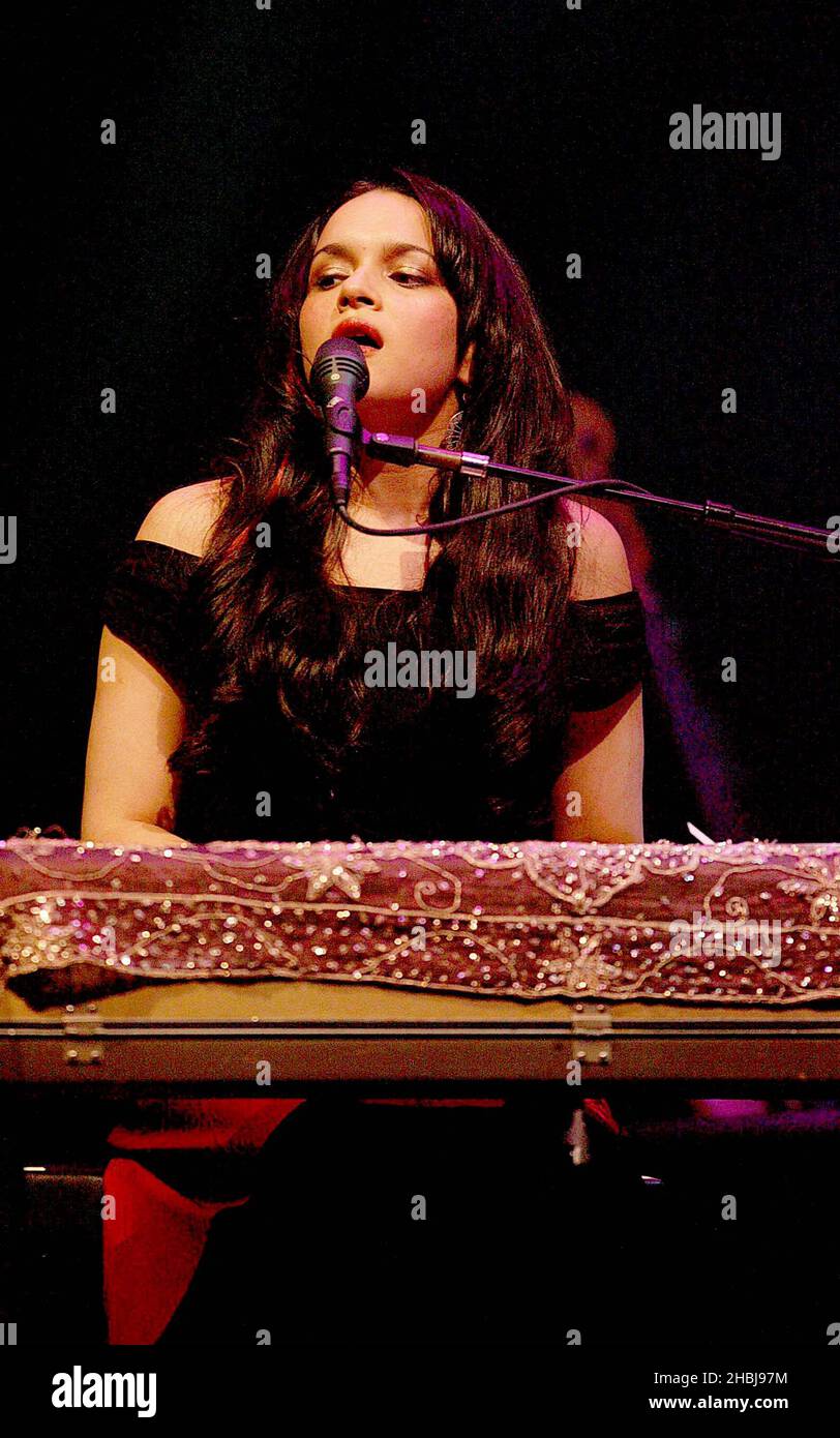 Norah Jones, auteure-compositrice-chanteuse, se produit sur scène alors qu'elle termine la tournée britannique avec les premières dates de Londres de 4 au Carling Apollo, Hammersmith à Londres. Banque D'Images