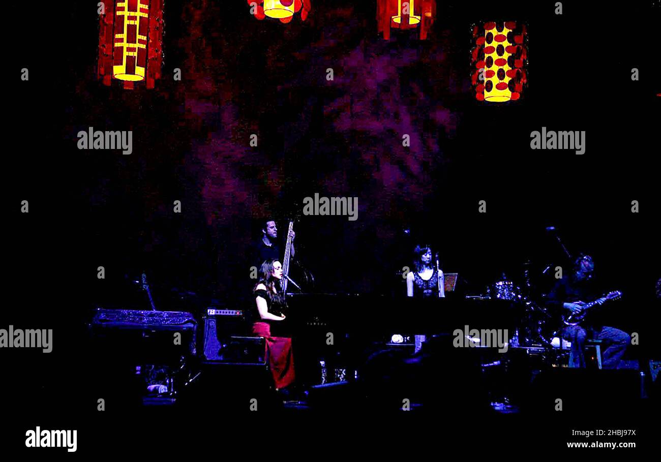 Norah Jones, auteure-compositrice-chanteuse, se produit sur scène alors qu'elle termine la tournée britannique avec les premières dates de Londres de 4 au Carling Apollo, Hammersmith à Londres. Banque D'Images