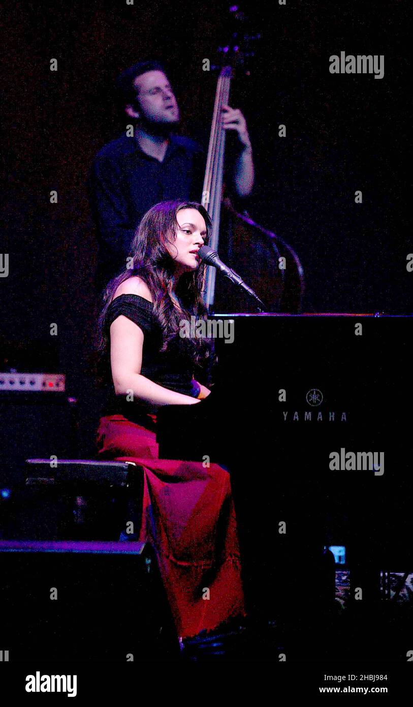 Norah Jones, auteure-compositrice-chanteuse, se produit sur scène alors qu'elle termine la tournée britannique avec les premières dates de Londres de 4 au Carling Apollo, Hammersmith à Londres. Banque D'Images