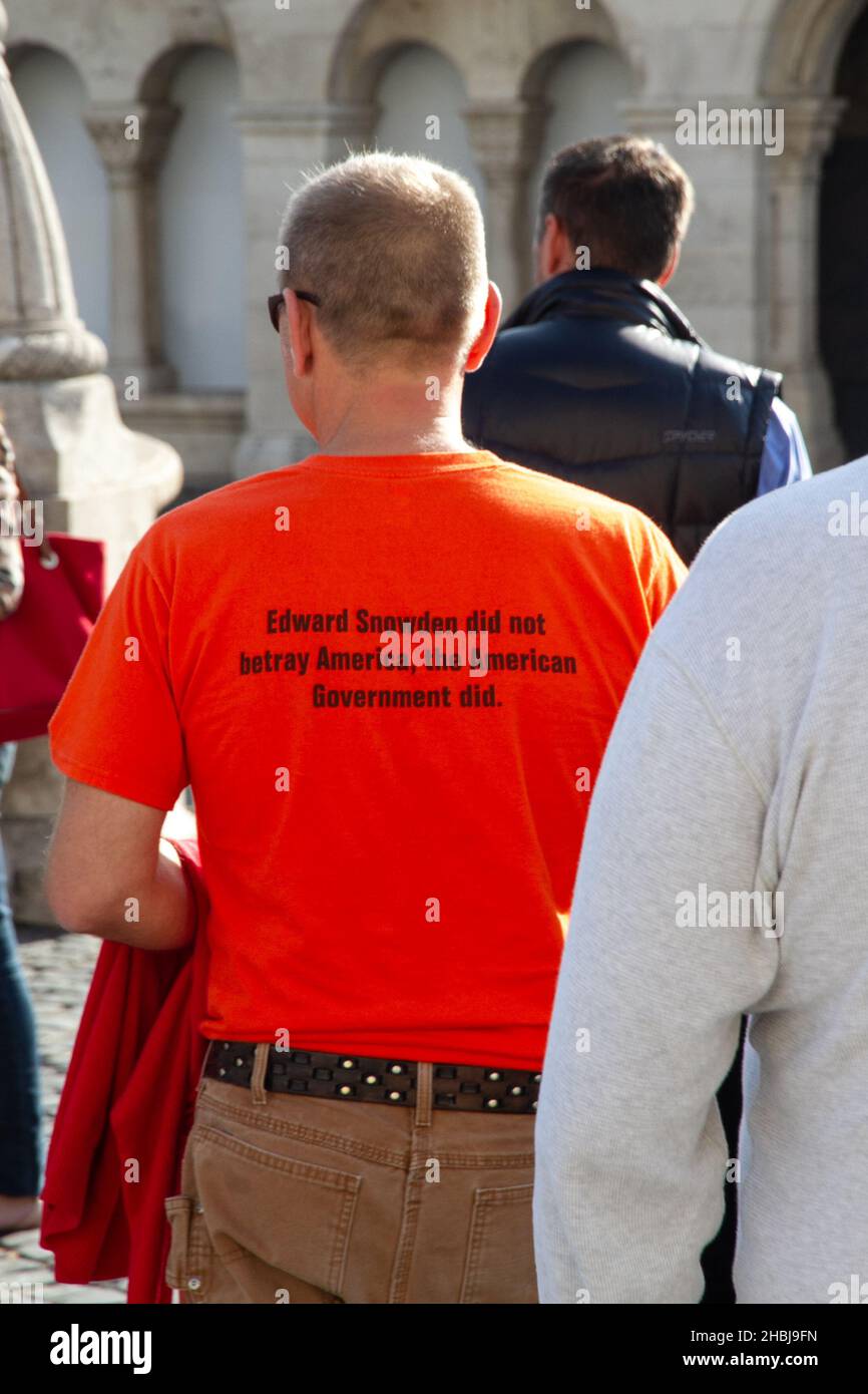 Homme avec un t-shirt soutenant Edward Snowden Banque D'Images