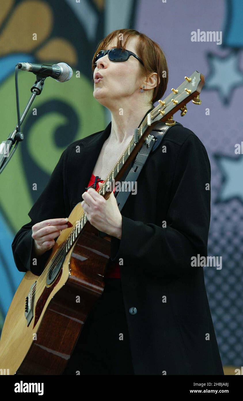 Suzanne Vega se produit dimanche sur scène au Festival de l'île de Wight à Newport, à l'île de Wight. Banque D'Images