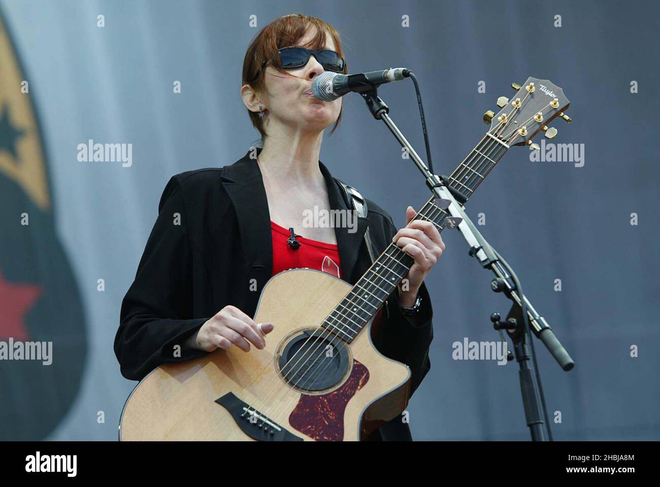 Suzanne Vega se produit dimanche sur scène au Festival de l'île de Wight à Newport, à l'île de Wight. Banque D'Images