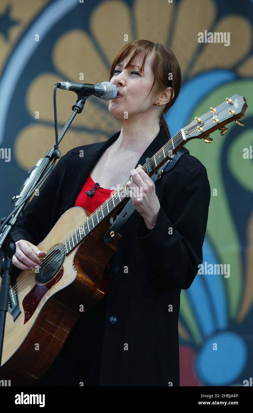 Suzanne Vega se produit dimanche sur scène au Festival de l'île de Wight à Newport, à l'île de Wight. Banque D'Images