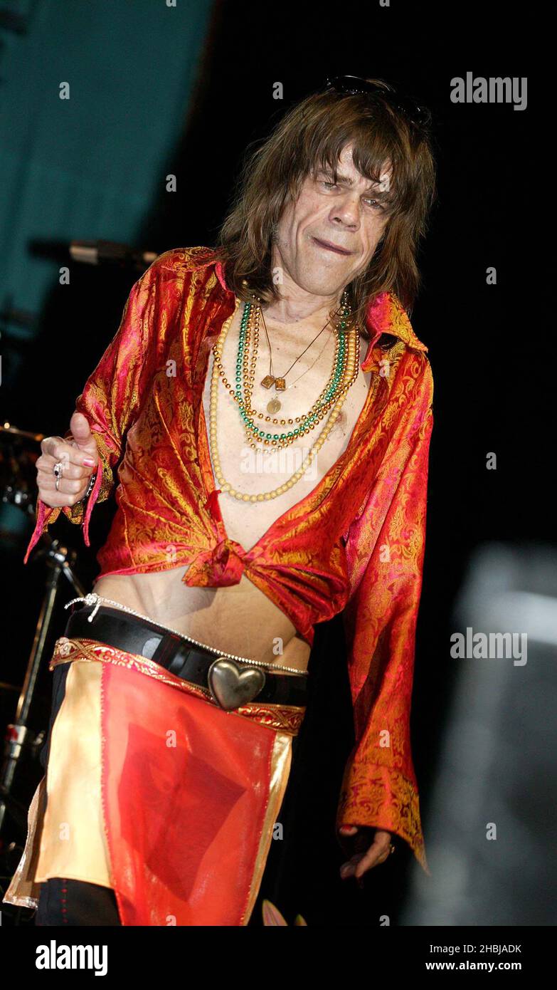 Les poupées de New York avec David Johansen, Sylvain Sylvain et Arthur Baker (membres d'origine), se font en direct sur scène au Royal Festival Hall de Londres, dans la partie du festival Meltdown. (David Johansen, chanteur) Banque D'Images