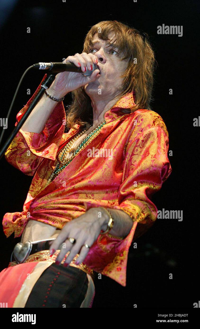 Les poupées de New York avec David Johansen, Sylvain Sylvain et Arthur Baker (membres d'origine), se font en direct sur scène au Royal Festival Hall de Londres, dans la partie du festival Meltdown. (David Johansen, chanteur) Banque D'Images