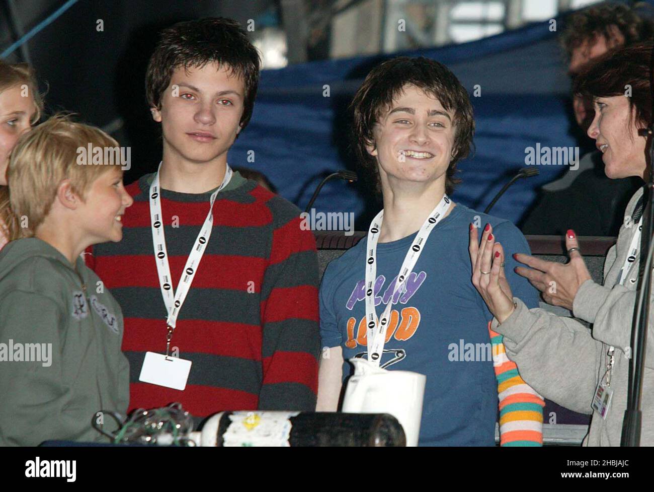 Daniel Radcliffe (Harry Potter) se dresse sur le côté de la scène pour le concert Red Hot Chili Peppers, qui se tient sur scène à Hyde Park à Londres. Anthony Keidis, chanteur. Banque D'Images