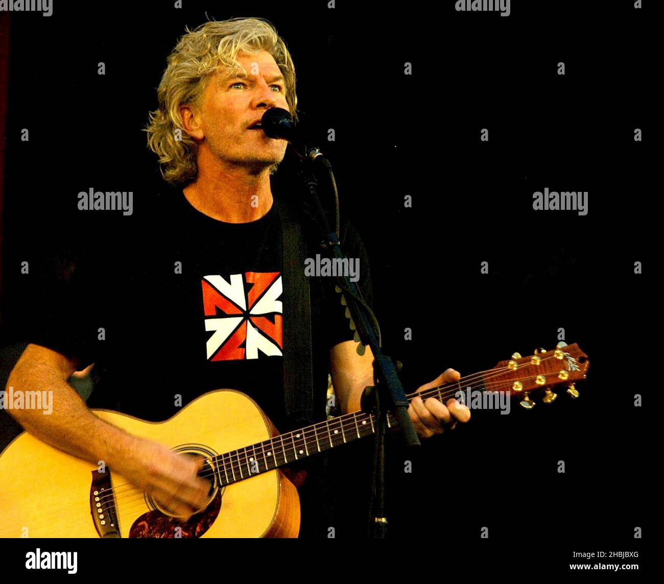 Tim Finn lance le nouvel album « Everyone is here » lors d'un concert à Regent's Park à Londres. L'ancien album de membres de la Chambre surpeuplés est leur premier album de studio collaboratif depuis huit ans. Banque D'Images