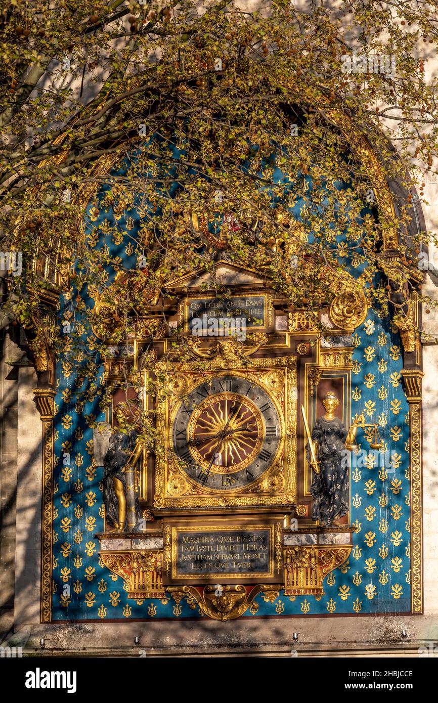 Paris, France - 13 avril 2021 : Tour de l'horloge de la conciergerie.La plus ancienne horloge publique de Paris Banque D'Images