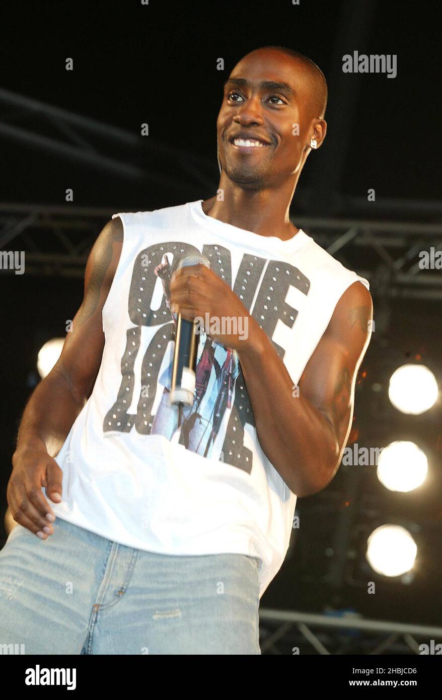 Simon de Blue se produit sur scène à Legoland après le dévoilement de leurs têtes lego à Legoland à Windsor. Banque D'Images