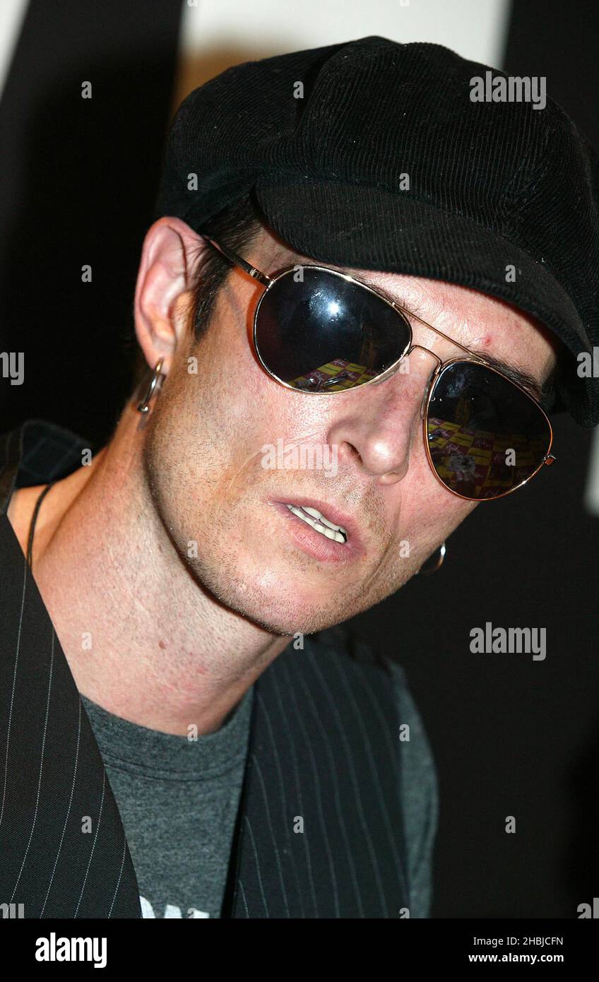 Scott Weiland, de Velvet Revolver, signe des copies de son premier album contrebande à la Piccadilly Virgin Megastore, Londres. Banque D'Images