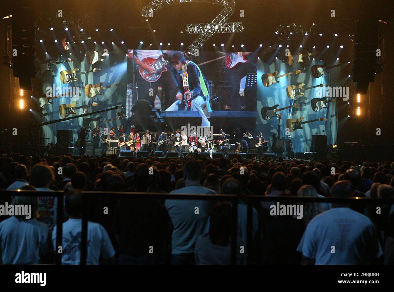 Enfin, représentation sur scène avec Ronnie Wood, Brian May, Joe Walsh, les grillons, etc. Dans le cadre du concert « The Miller Strat Pack » Fender, au Wembley Arena le 24 septembre 2004 à Londres. Banque D'Images