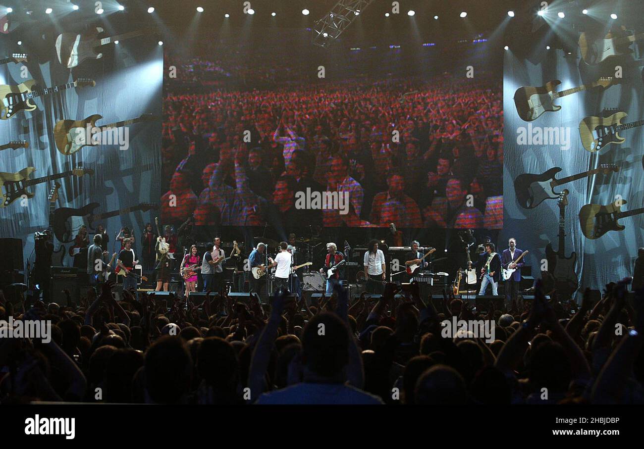 Enfin, représentation sur scène avec Ronnie Wood, Brian May, Joe Walsh, les grillons, etc. Dans le cadre du concert « The Miller Strat Pack » Fender, au Wembley Arena le 24 septembre 2004 à Londres. Banque D'Images