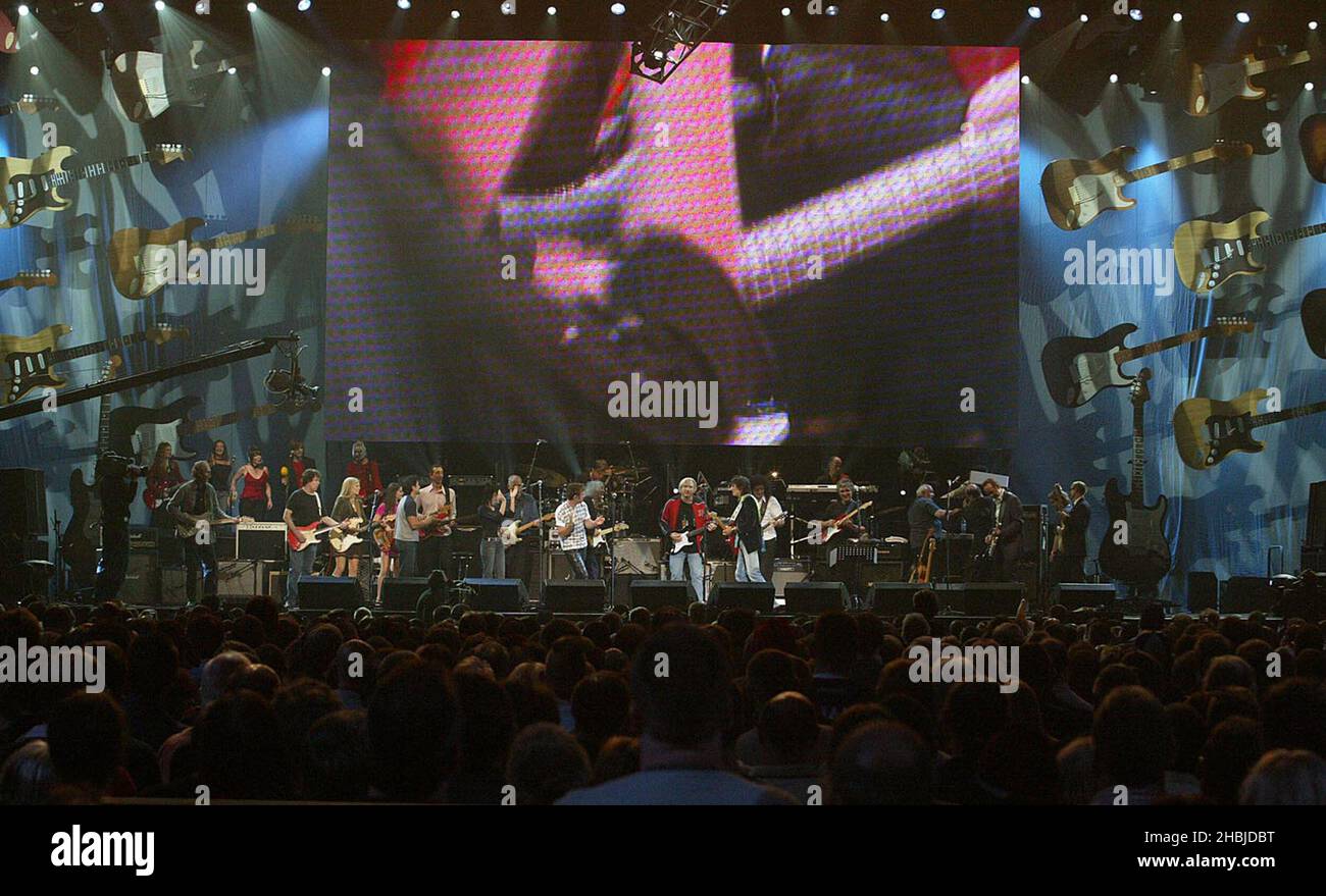 Enfin, représentation sur scène avec Ronnie Wood, Brian May, Joe Walsh, les grillons, etc. Dans le cadre du concert « The Miller Strat Pack » Fender, au Wembley Arena le 24 septembre 2004 à Londres. Banque D'Images