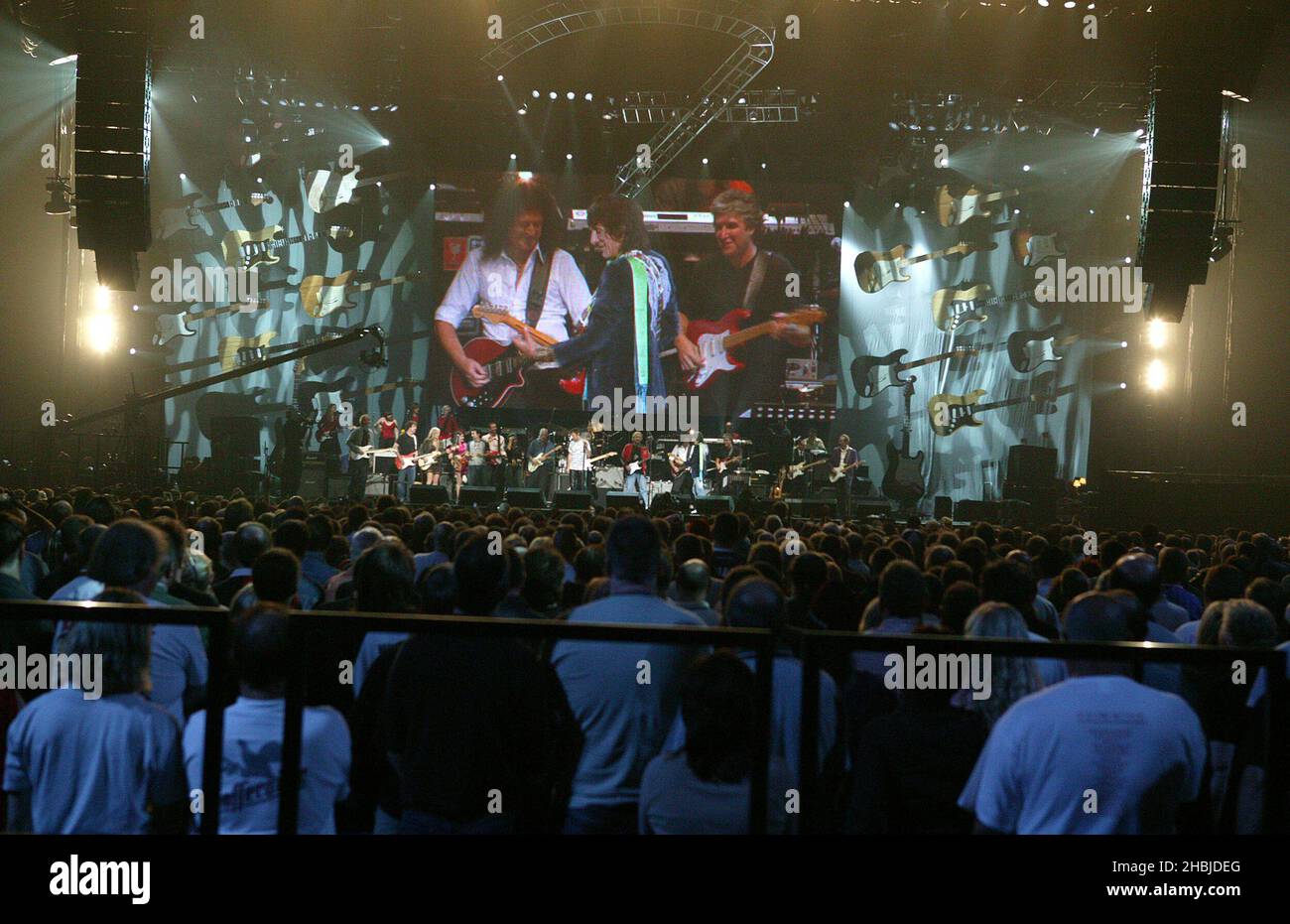 Enfin, en concert avec Ronnie Wood, Paul Rogers, Joe Walsh et Brian May au Wembley Arena, le concert « The Miller Strat Pack ». Banque D'Images