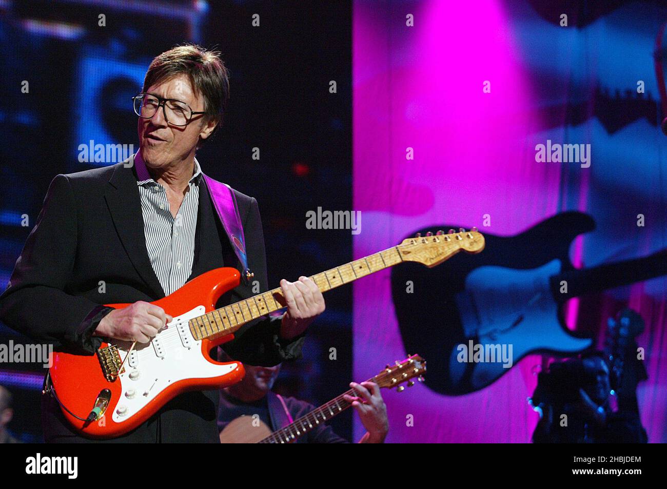 Hank Marvin of the Shadows joue en direct sur scène à la représentation de Wembley Arena du concert « The Miller Strat Pack ». Banque D'Images