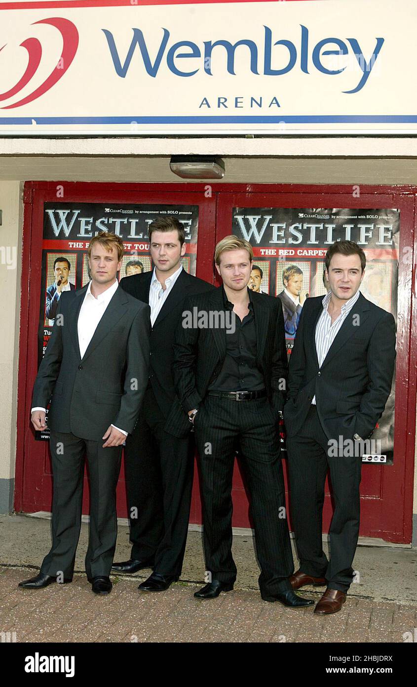 Westlife pose pour une prise de vue en groupe à l'extérieur de Wembley Arena annonçant 2005 dates pour leur visite. Banque D'Images