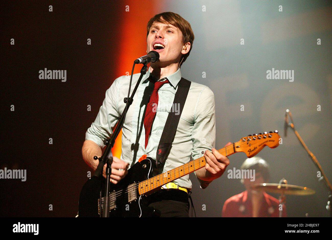 Robert Hardy;Alexander Kapranos;Nicholas McCarthy;Paul Thomson du groupe Franz Ferdinand se produit sur scène lors des trois dernières dates de Londres de leur tournée britannique à la Carling Academy Brixton le 28 octobre 2004 à Londres. Banque D'Images