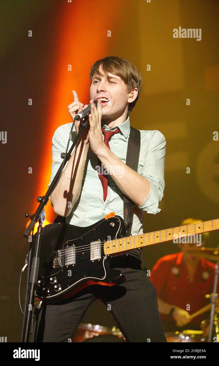 Robert Hardy;Alexander Kapranos;Nicholas McCarthy;Paul Thomson du groupe Franz Ferdinand se produit sur scène lors des trois dernières dates de Londres de leur tournée britannique à la Carling Academy Brixton le 28 octobre 2004 à Londres. Banque D'Images