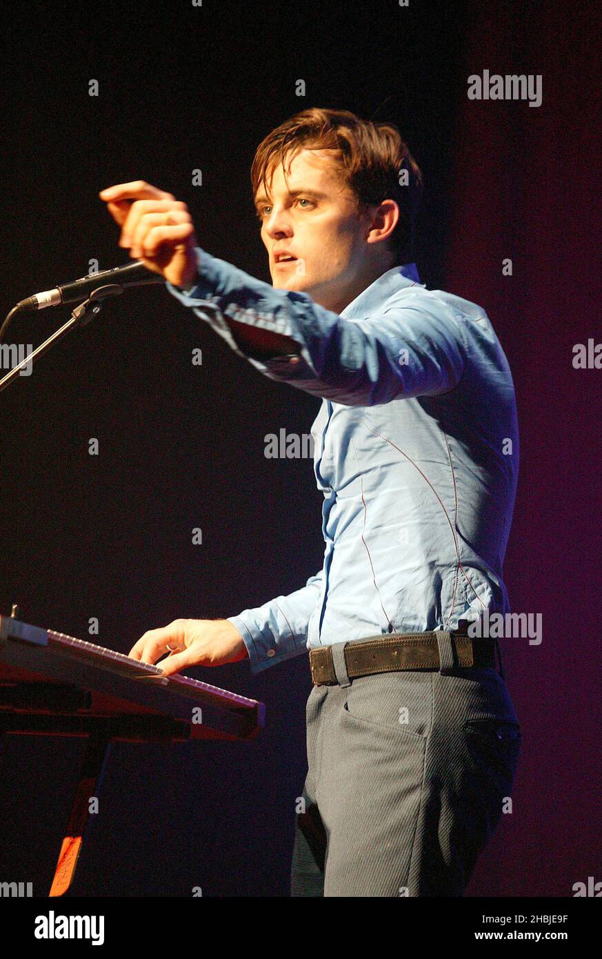 Robert Hardy;Alexander Kapranos;Nicholas McCarthy;Paul Thomson du groupe Franz Ferdinand se produit sur scène lors des trois dernières dates de Londres de leur tournée britannique à la Carling Academy Brixton le 28 octobre 2004 à Londres. Banque D'Images