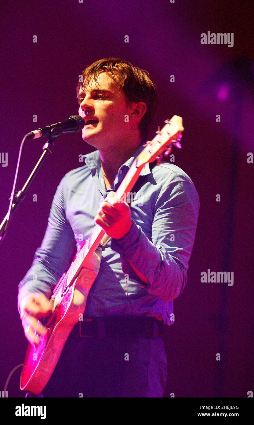Robert Hardy;Alexander Kapranos;Nicholas McCarthy;Paul Thomson du groupe Franz Ferdinand se produit sur scène lors des trois dernières dates de Londres de leur tournée britannique à la Carling Academy Brixton le 28 octobre 2004 à Londres. Banque D'Images