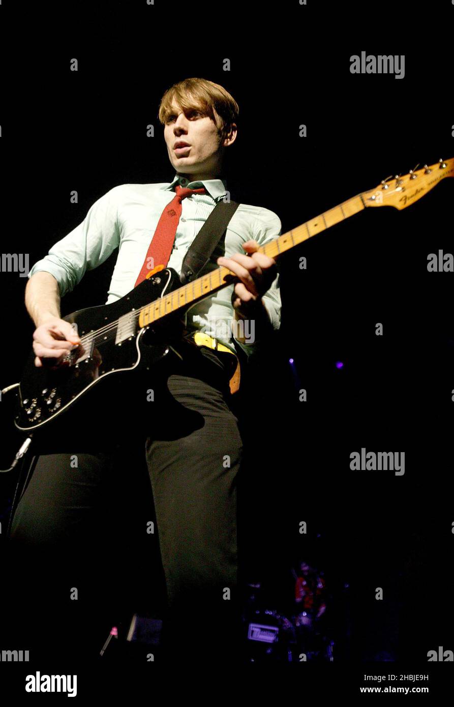 Robert Hardy;Alexander Kapranos;Nicholas McCarthy;Paul Thomson du groupe Franz Ferdinand se produit sur scène lors des trois dernières dates de Londres de leur tournée britannique à la Carling Academy Brixton le 28 octobre 2004 à Londres. Banque D'Images