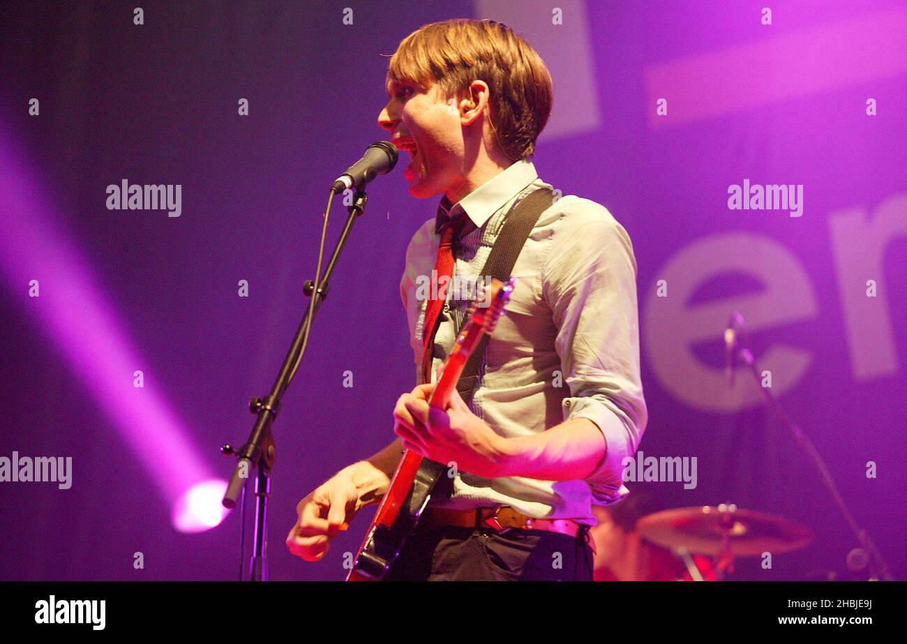 Robert Hardy;Alexander Kapranos;Nicholas McCarthy;Paul Thomson du groupe Franz Ferdinand se produit sur scène lors des trois dernières dates de Londres de leur tournée britannique à la Carling Academy Brixton le 28 octobre 2004 à Londres. Banque D'Images