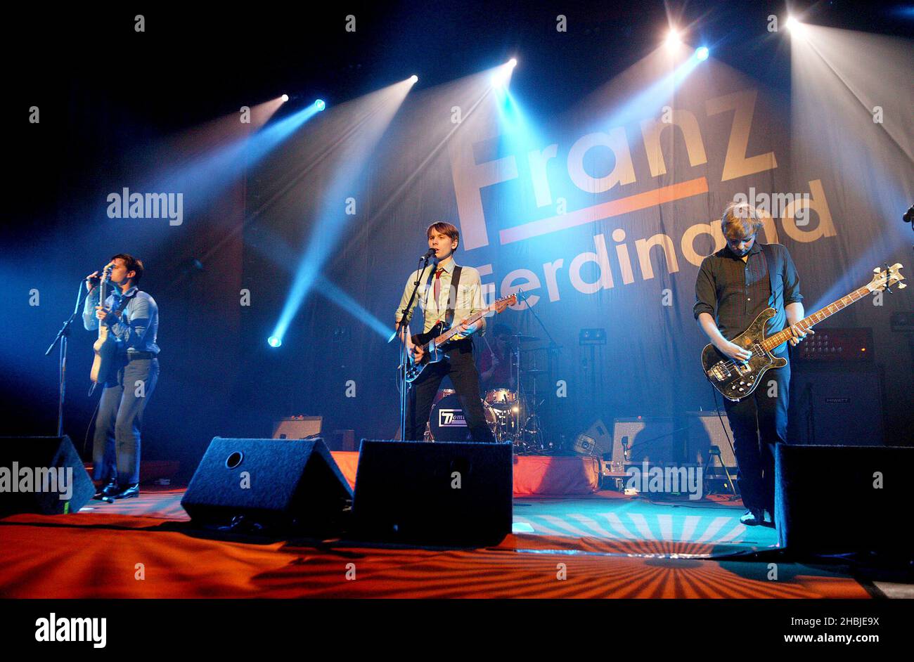 Robert Hardy, Alexander Kapranos, Nicholas McCarthy, Paul Thomson du groupe Franz Ferdinand se produit sur scène lors des trois dernières dates de Londres de leur tournée britannique à la Carling Academy Brixton le 28 octobre 2004 à Londres. Banque D'Images
