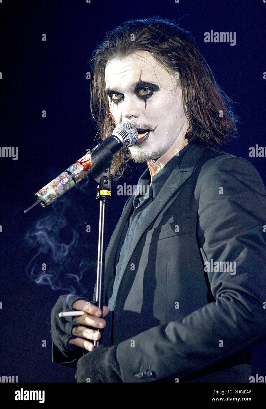 Ville Valo du groupe de rock finlandais qu'il interprète sur scène à la fin de leur tournée Halloween spectacle spécial au Carling Apollo, Hammersmith, le 31 octobre 2004. Banque D'Images