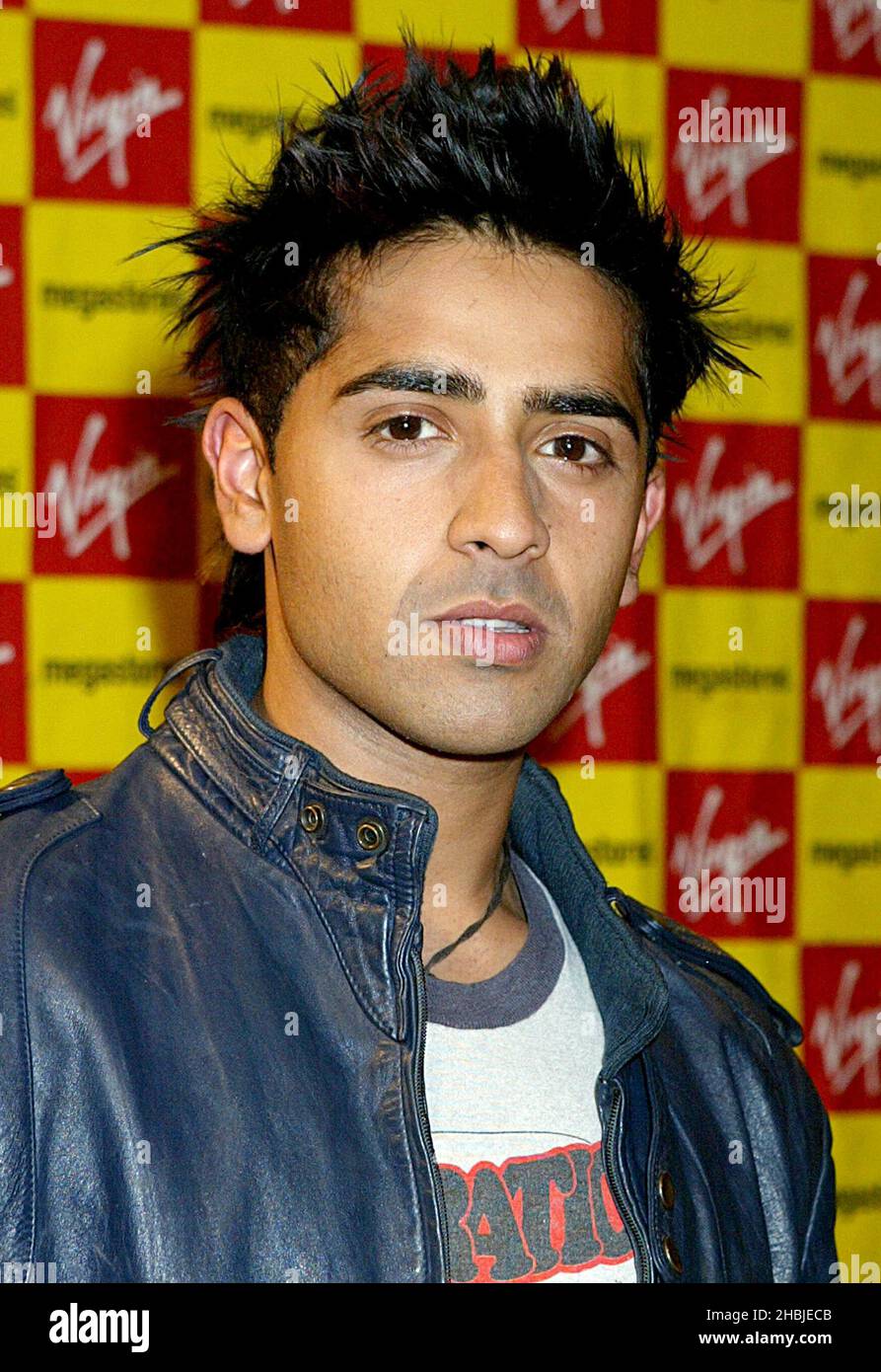 L'artiste musical Jay Sean et les collaborateurs de l'album Rishi Rich Dougie Dee célèbre la sortie de son prochain single « Stolen » avec le premier d'une série de signings régionaux à la Vierge Megastore à Londres. Banque D'Images