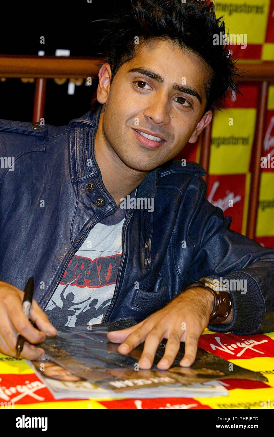L'artiste musical Jay Sean et les collaborateurs de l'album Rishi Rich Dougie Dee célèbre la sortie de son prochain single « Stolen » avec le premier d'une série de signings régionaux à la Vierge Megastore à Londres. Banque D'Images