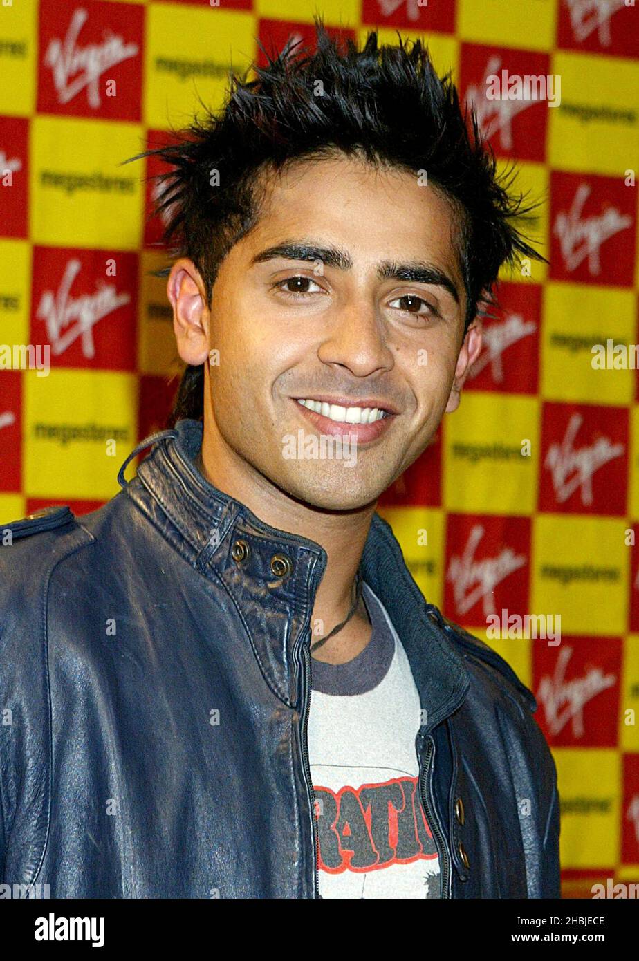 L'artiste musical Jay Sean et les collaborateurs de l'album Rishi Rich Dougie Dee célèbre la sortie de son prochain single « Stolen » avec le premier d'une série de signings régionaux à la Vierge Megastore à Londres. Banque D'Images