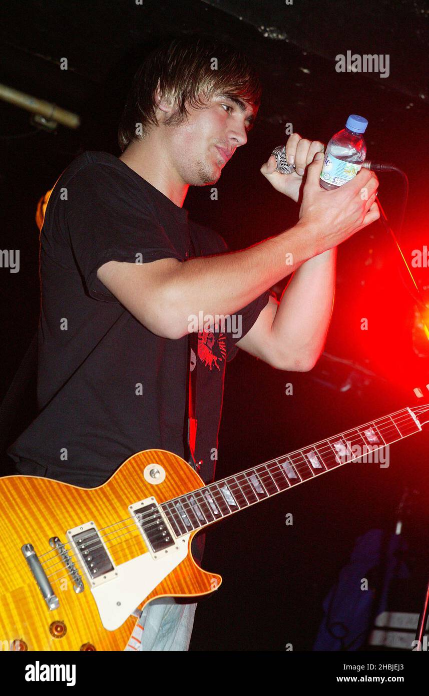 Charlie Simpson de Busted se produit en direct avec son autre groupe de rock 'Fightstar' à Underworld Camden le 3 novembre 2004 à Londres. Banque D'Images