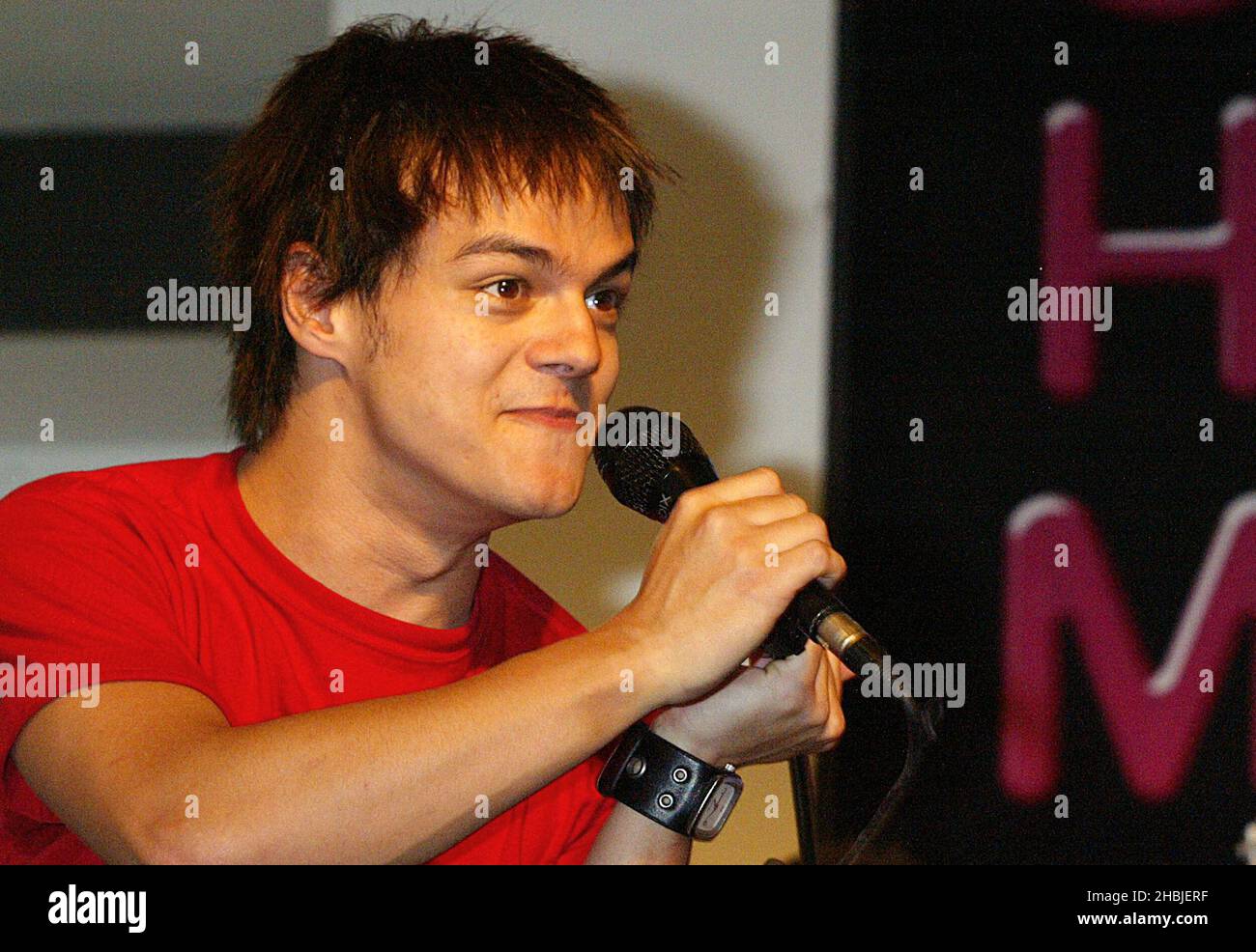 Le chanteur de jazz Jamie Cullum joue en direct et signe des copies de son nouveau single « Everdurable Love », présenté sur la bande-son « Bridget Jones: The Edge of Reason » et sorti le 15 novembre, à HMV Oxford Street, le 9 novembre 2004 à Londres. Banque D'Images