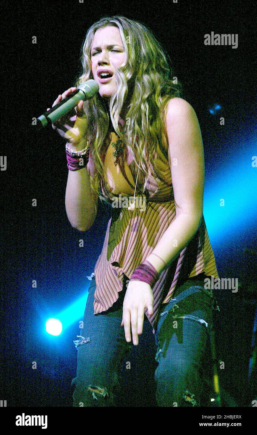 La chanteuse soul Joss Stone se produit sur scène lors de la partie Londres de sa tournée d'hiver au Royaume-Uni à la Carling Academy Brixton le 9 novembre 2004 à Londres. Banque D'Images