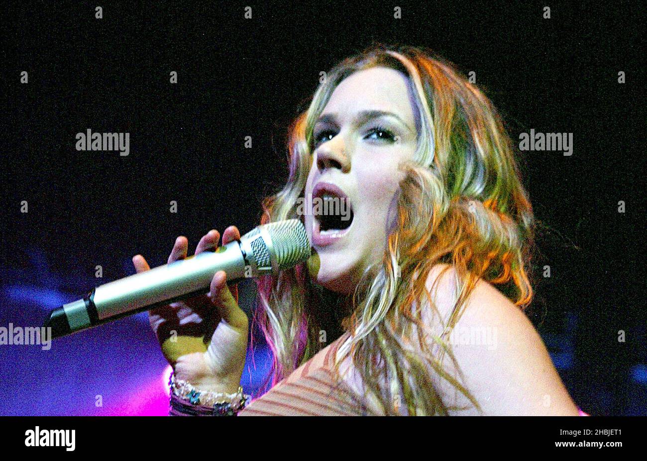 La chanteuse soul Joss Stone se produit sur scène lors de la partie Londres de sa tournée d'hiver au Royaume-Uni à la Carling Academy Brixton le 9 novembre 2004 à Londres. Banque D'Images