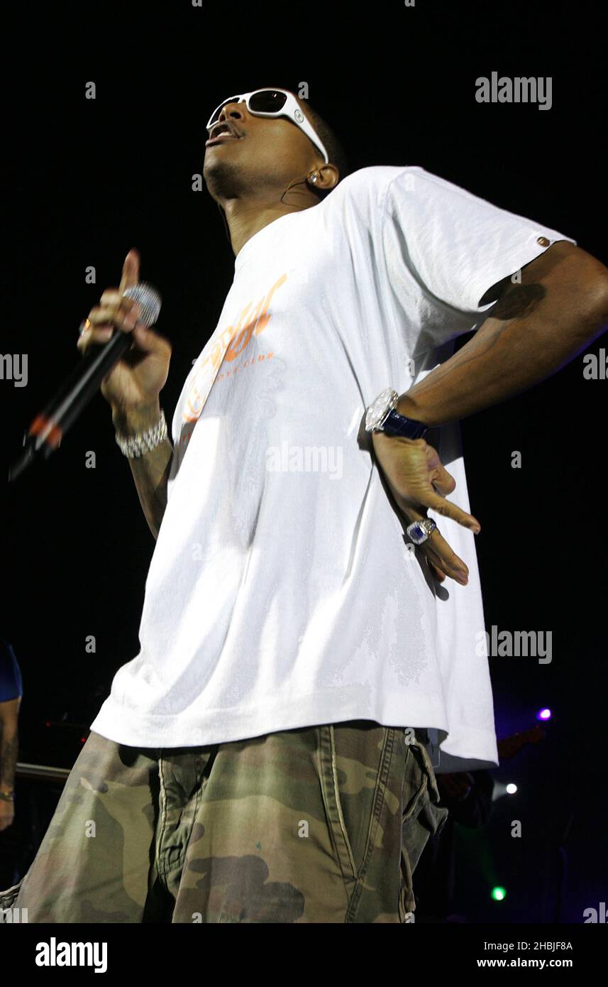 Pharrell Williams de N*E*R*D se produit sur scène au concert final cette année par l'équipe de production hip-hop de l'incarnation de la scène The Neptunes, au Carling Live Apollo Hammersmith le 22 novembre 2004, Londres. Banque D'Images