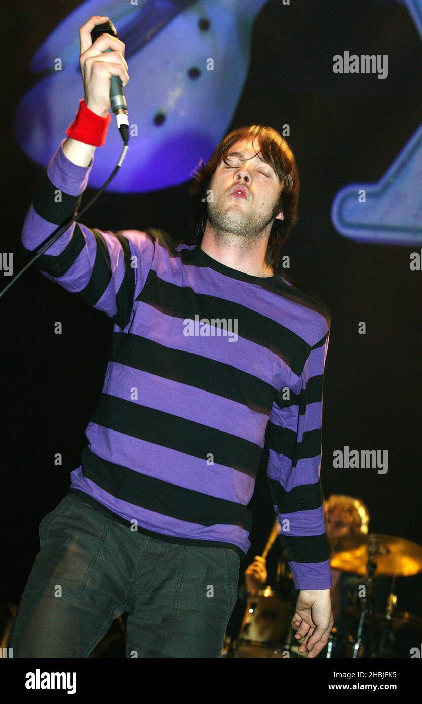 Tom Meighan de Kasabian se produit sur scène à 'XFM's Winter Wonderland', un concert de charité organisé par la station de radio de Londres XFM, au Carling Apollo Hammersmith le 5 décembre 2004 à Londres. Banque D'Images