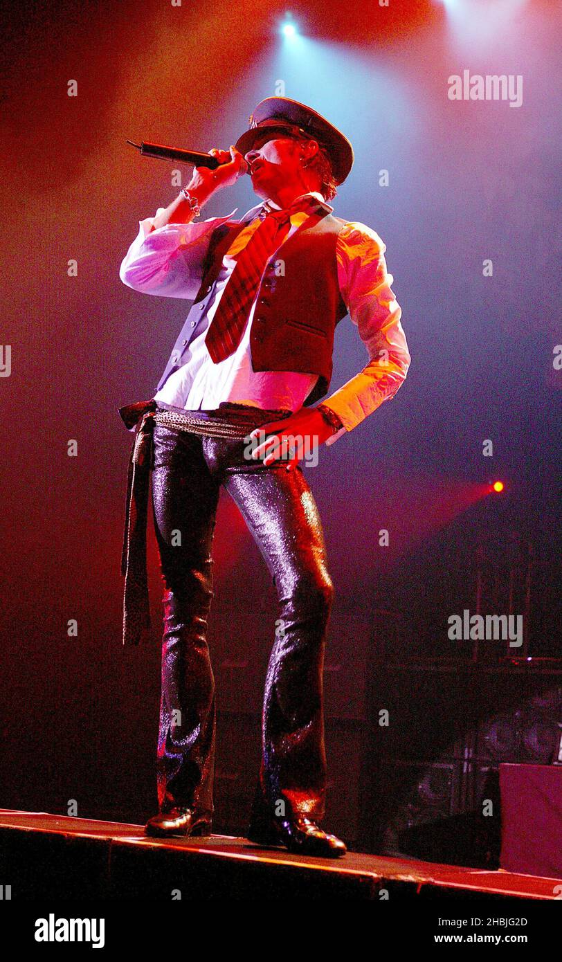 Velvet Revolver se produit sur scène à l'une des dernières dates de sa tournée britannique à Londres au Carling Apollo Hammersmith à Londres. Scott Weiland, chanteur, Matt Sorum, batterie, Slash, Guitare, Duff McKagan, basse, Dave Kushner, guitare. Banque D'Images