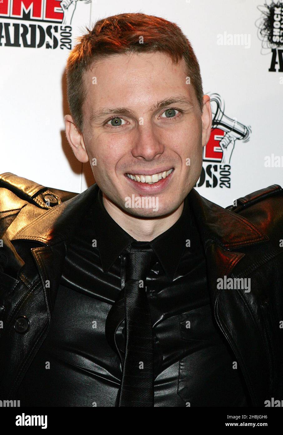 Alex Kapranos, de Franz Ferdinand, arrive à l'intérieur des arrivées aux Shockwaves NME Awards 2005 au Hammersmith Palais le 17 février 2005 à Londres. Banque D'Images