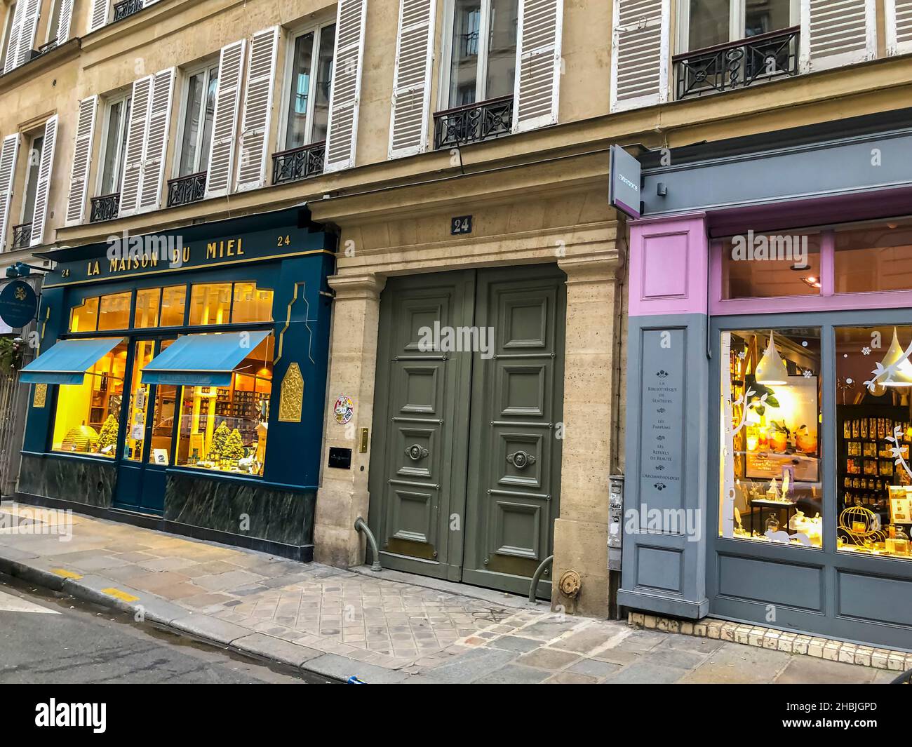 Paris, France, Street Scenes, Small Row Shop fronts, facade bâtiment paris magasin Banque D'Images