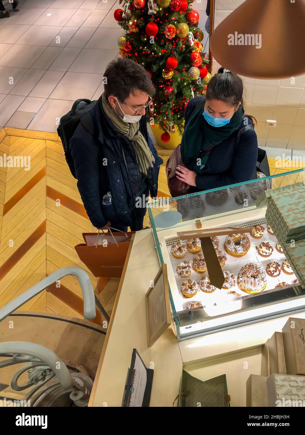 Paris, France, High angle, Jeune couple Shopping à l'intérieur du grand magasin Galeries Lafayette, alimentation, Gourmet, boulangerie française 'Yann Couvreur', pâtisserie, achats de nourriture de noël Banque D'Images