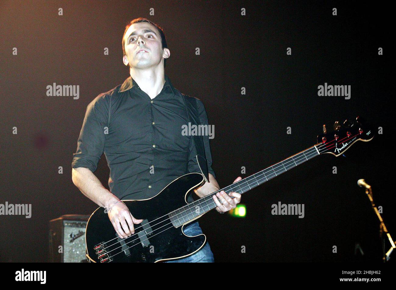 Tom Vek; jouer et soutenir les abeilles à la date finale de la tournée britannique faisant la promotion de l'album actuel 'Free the Bee' à la Carling Academy Brixton à Londres. Riche Harrison Banque D'Images